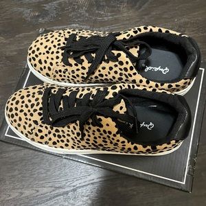 Qupid Animal Print Platform Style Sneakers. Size 5.5. These are Brand New.